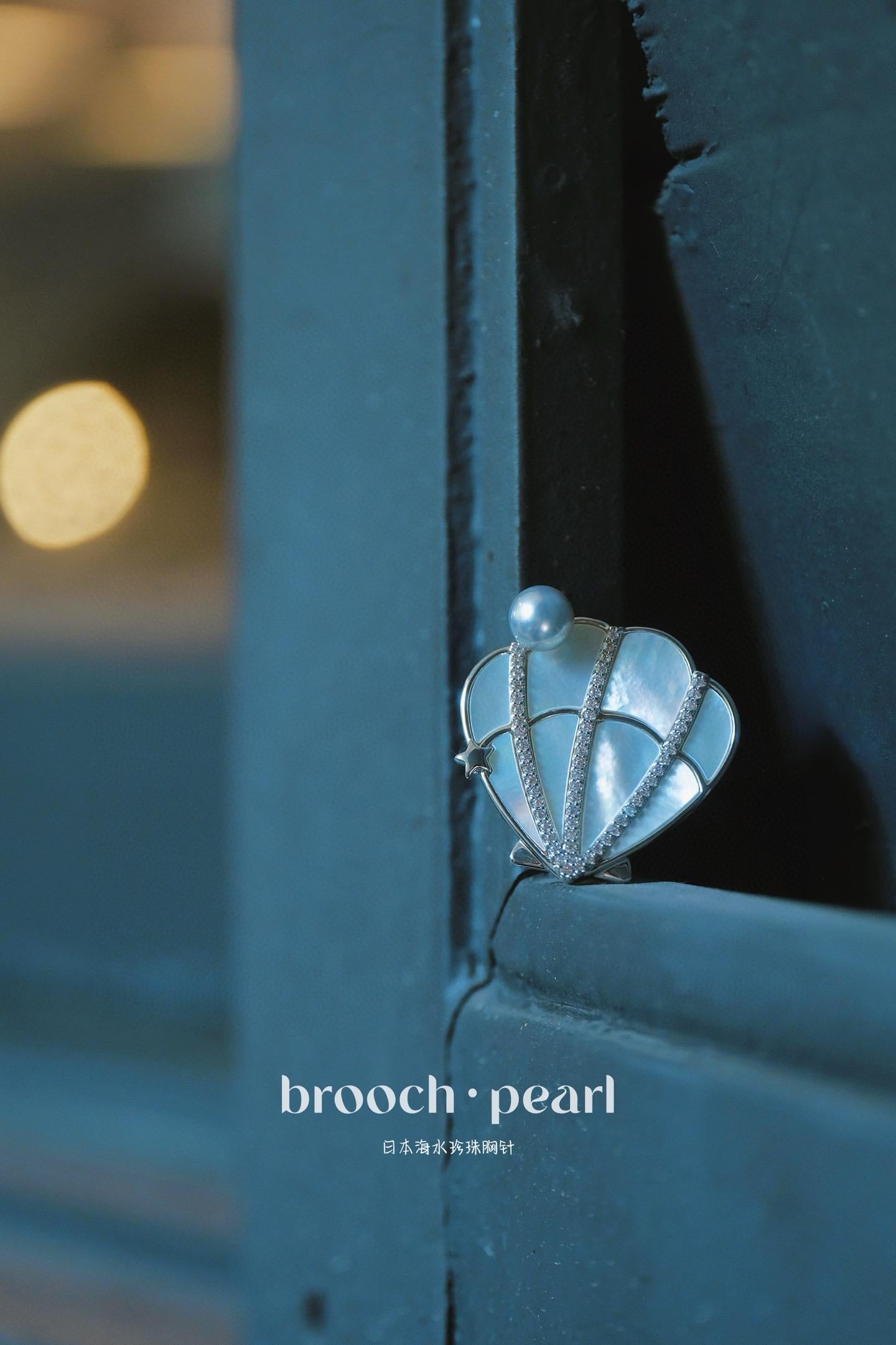 Natural Mother-of-Pearl Shell Brooch | 6-7mm Akoya Pearl Pin