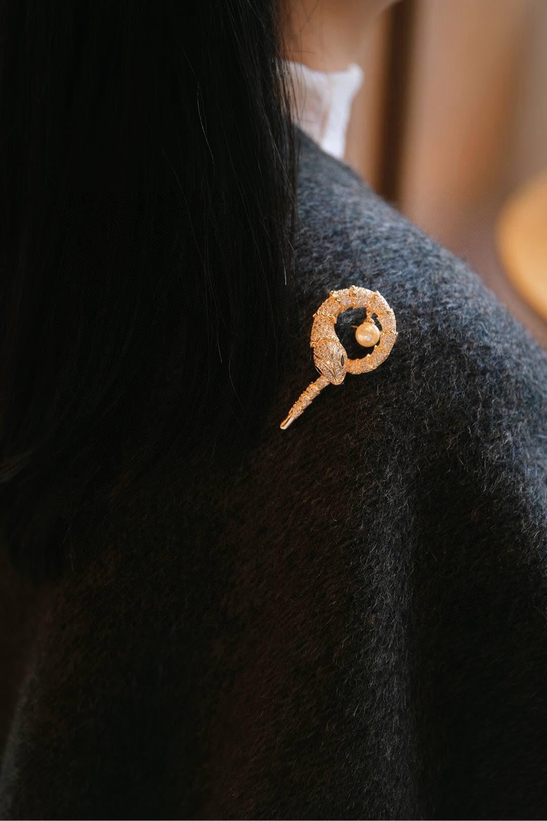 Golden Serpent Akoya Pearl Brooch | 7-8mm Gold Seawater Pearl Pin