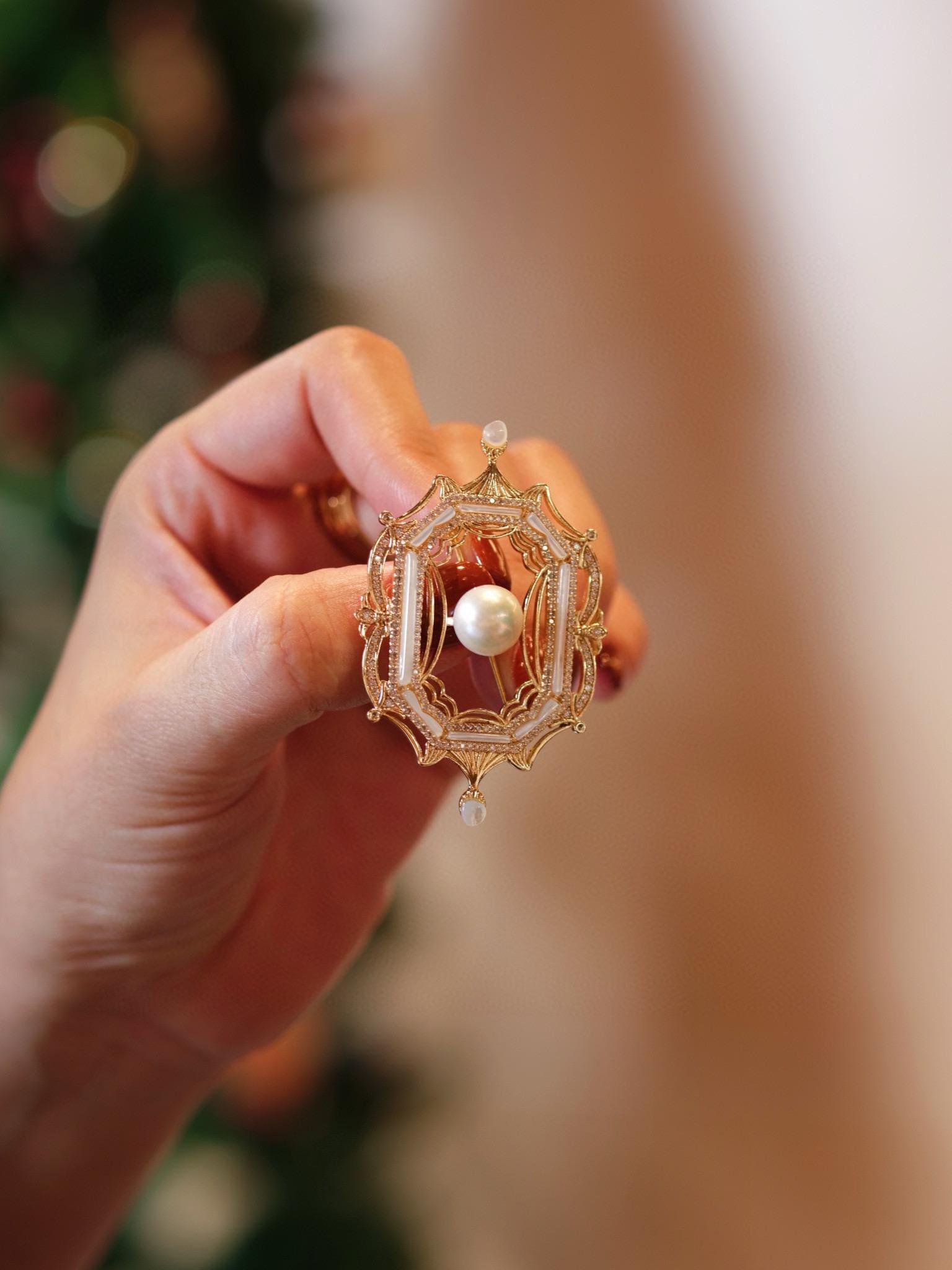 Vintage Frame Mother-of-Pearl Brooch | 10-11mm Edison Pearl Pin