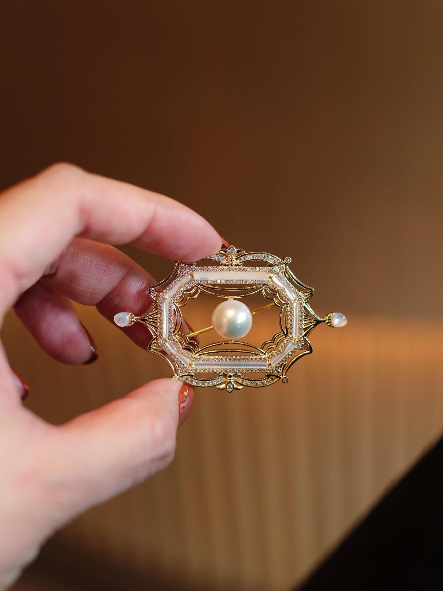 Vintage Frame Mother-of-Pearl Brooch | 10-11mm Edison Pearl Pin