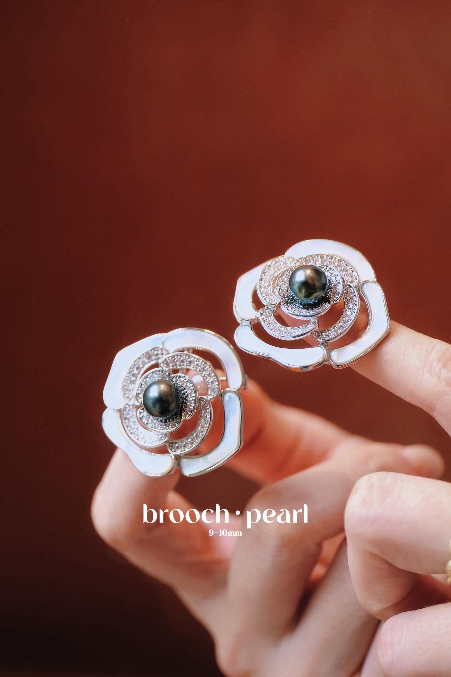 Classic Camellia Tahitian Pearl Brooch | 9-10mm Pearl Mother-of-Pearl Pin