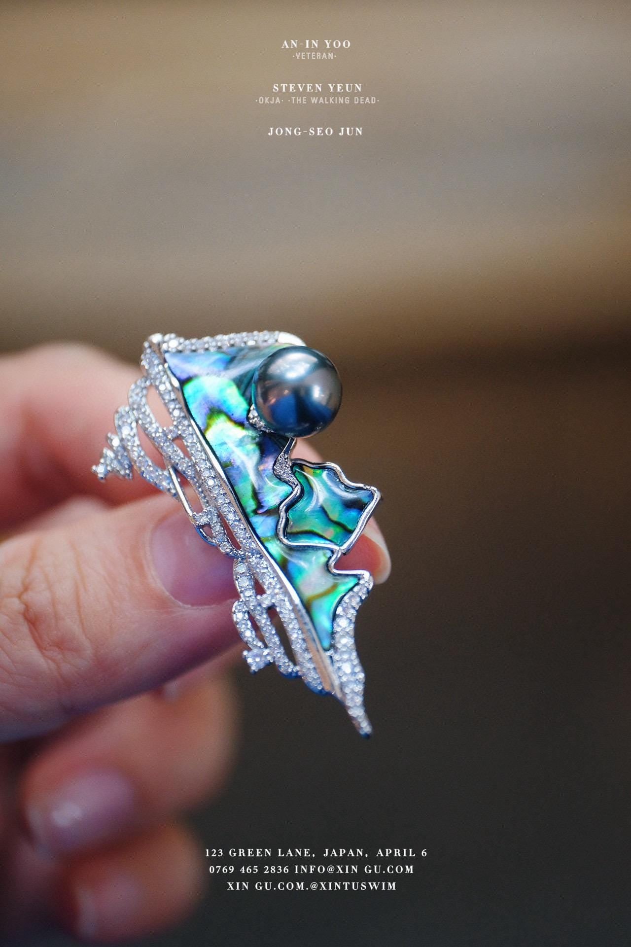 Aurora Tahitian Pearl Brooch | 9-10mm Round Seawater Pearl Abalone Shell Pin