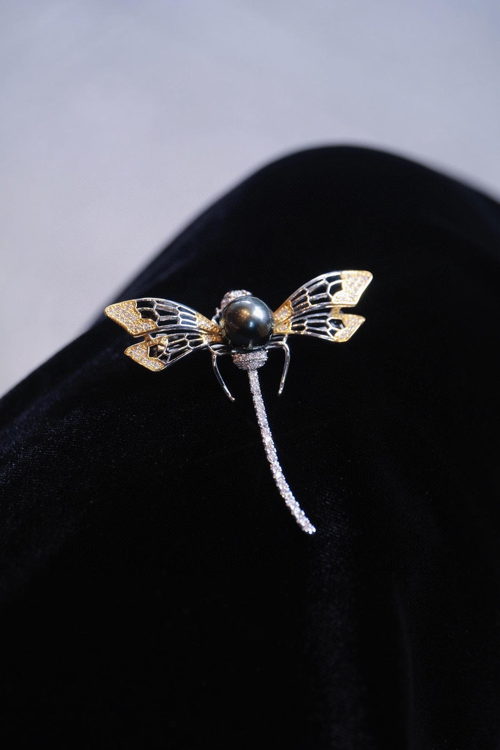 Dragonfly Tahitian Pearl Brooch | 10-11mm Natural Seawater Pearl Pin