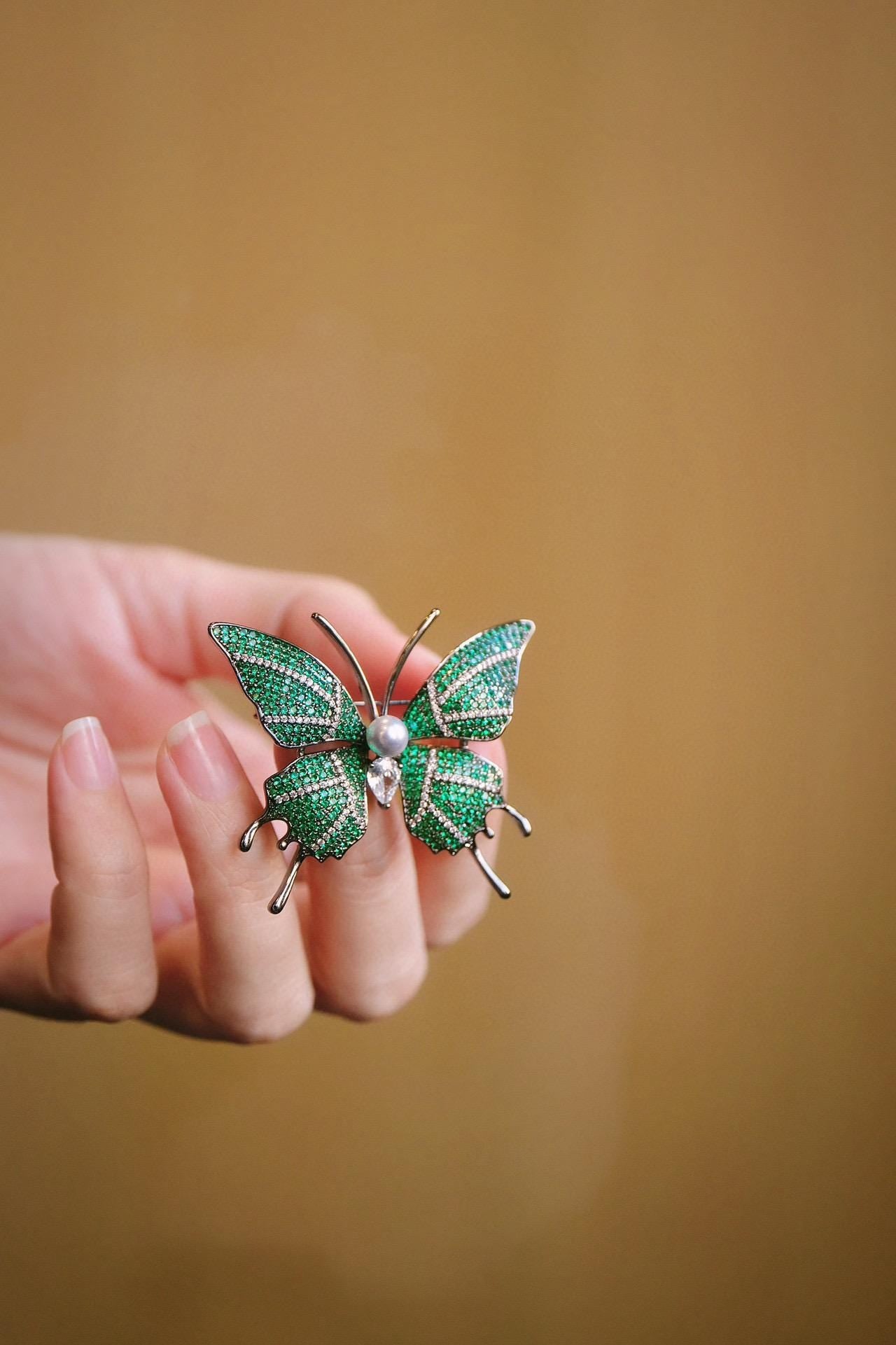 Green Sprite Butterfly Brooch | 6-6.5mm Akoya Pearl Convertible Pin