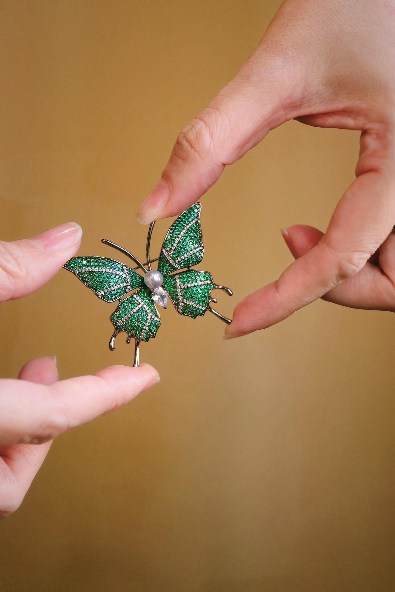 Green Sprite Butterfly Brooch | 6-6.5mm Akoya Pearl Convertible Pin