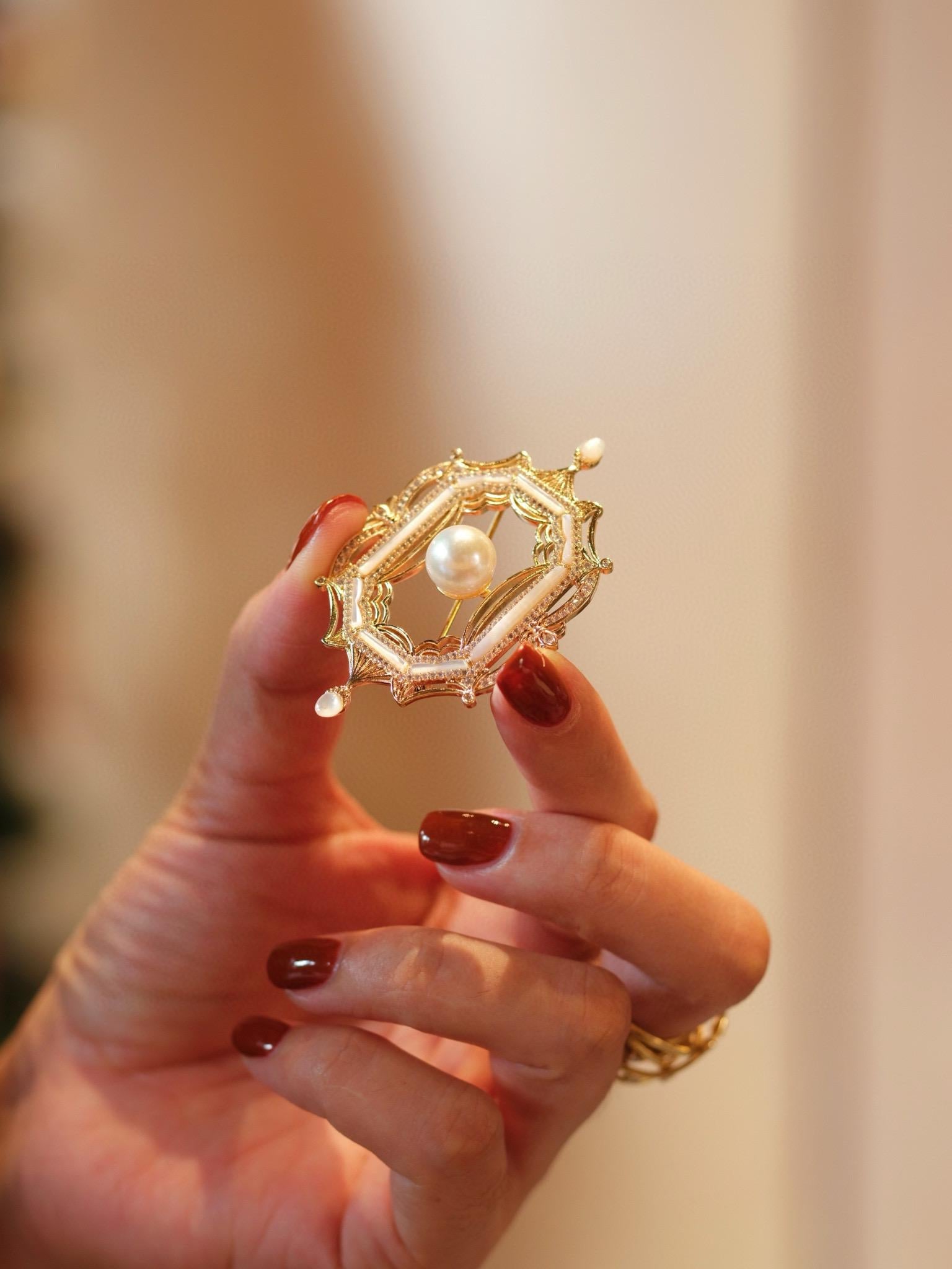 Vintage Frame Mother-of-Pearl Brooch | 10-11mm Edison Pearl Pin