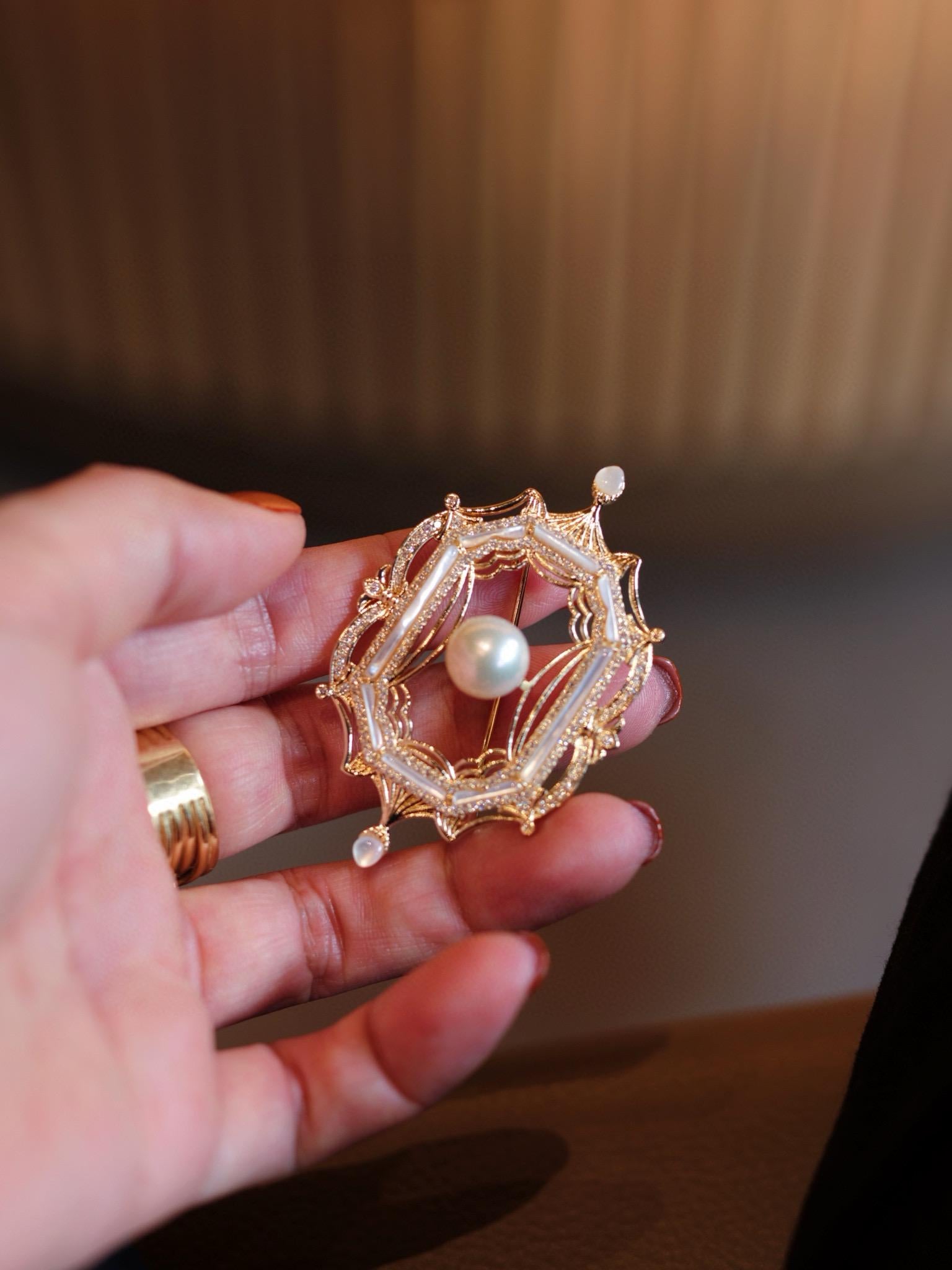 Vintage Frame Mother-of-Pearl Brooch | 10-11mm Edison Pearl Pin