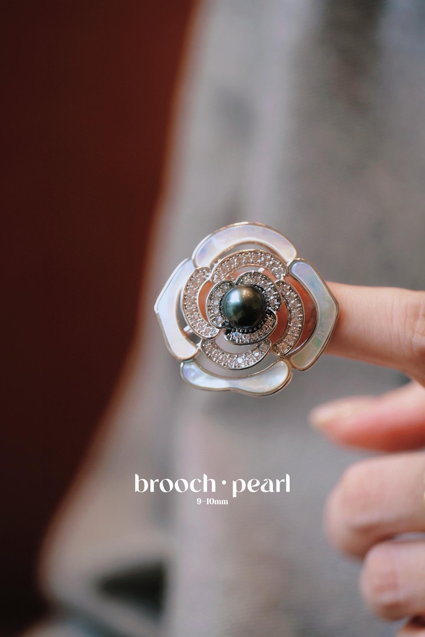 Classic Camellia Tahitian Pearl Brooch | 9-10mm Pearl Mother-of-Pearl Pin